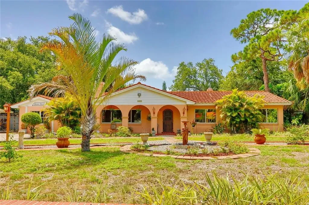 1611 Country Club Road N St Petersburg FL 33710