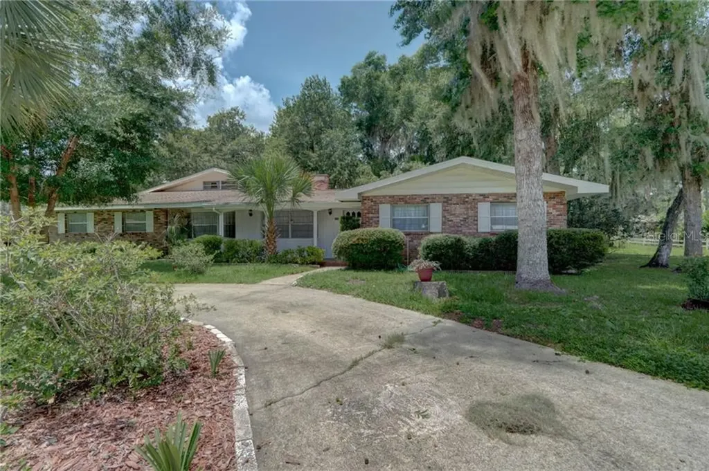 1380 Cr 482n Lake Panasoffkee FL 33538