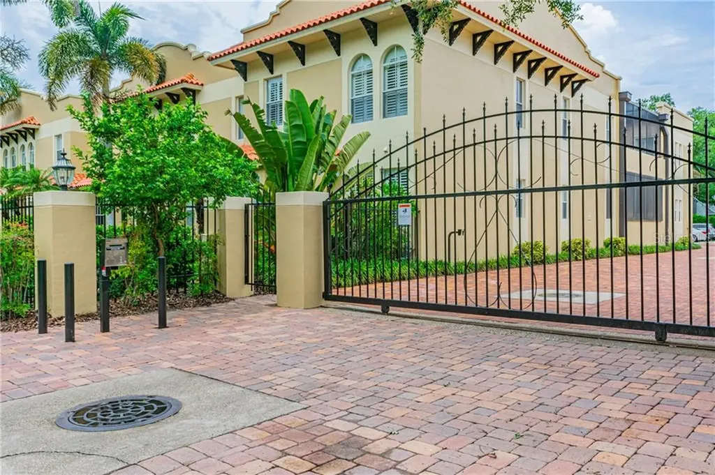 2807 W Price Avenue Tampa FL 33611