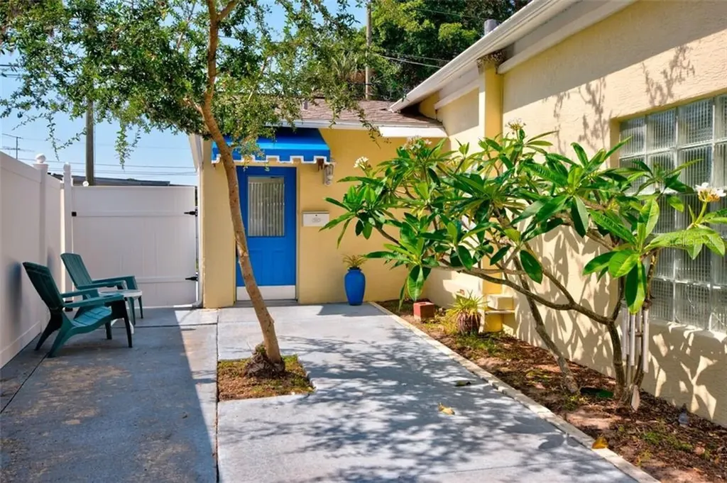 127 SE Lincoln Circle N St Petersburg FL 33703