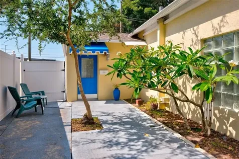 127 SE Lincoln Circle N St Petersburg FL 33703