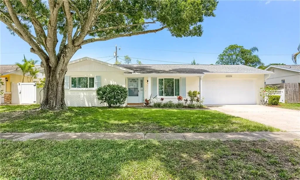 8998 Lakewood Drive Seminole FL 33772