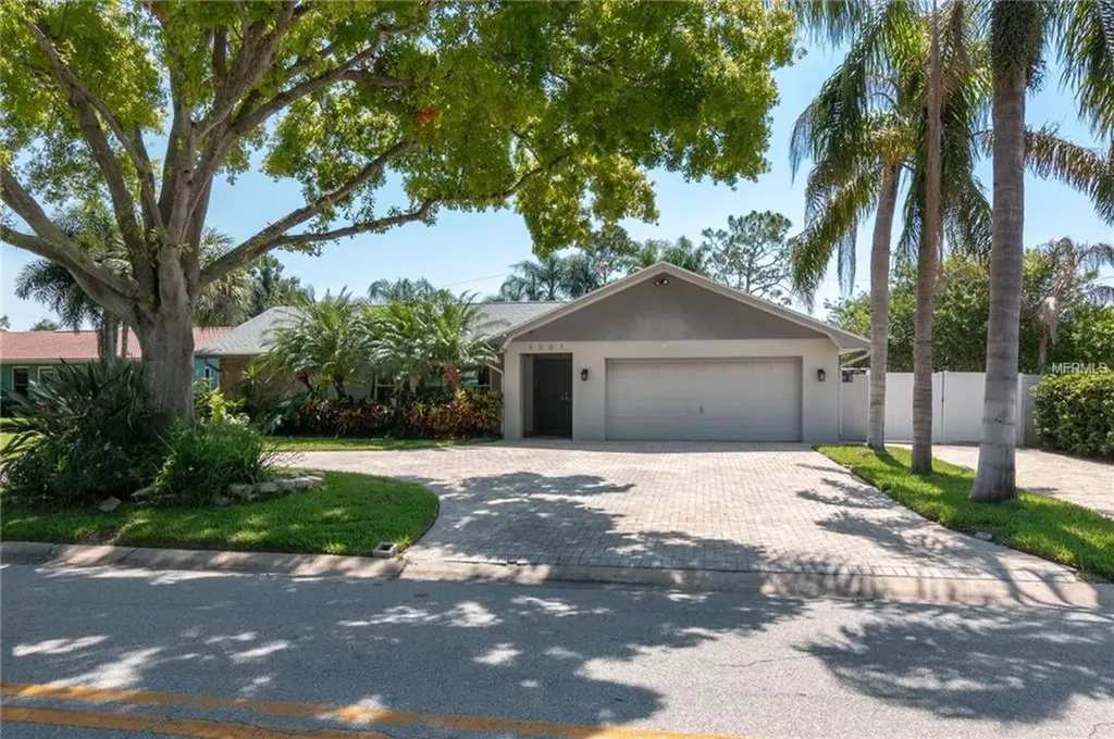 6201 Tanglewood Drive NE St Petersburg FL 33702