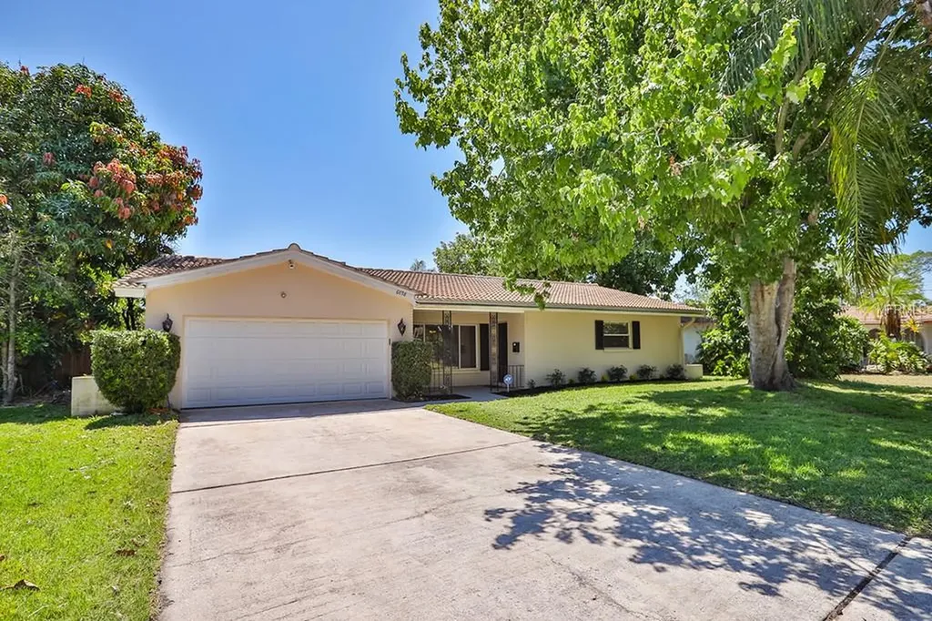 6898 14th Way S St Petersburg FL 33705