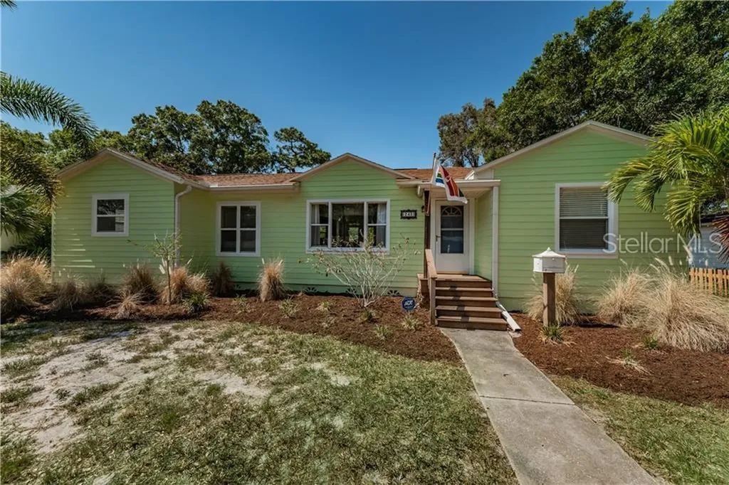 243 33rd Avenue N St Petersburg FL 33704