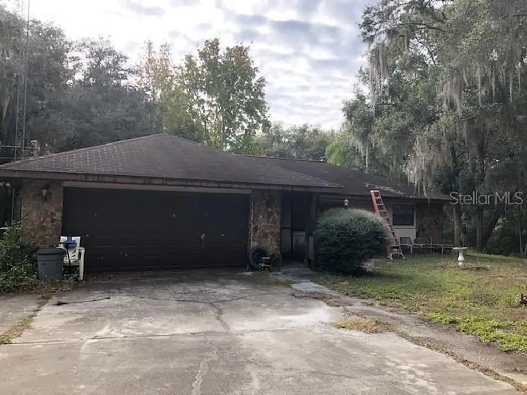 1453 Cr 448b Lake Panasoffkee FL 33538