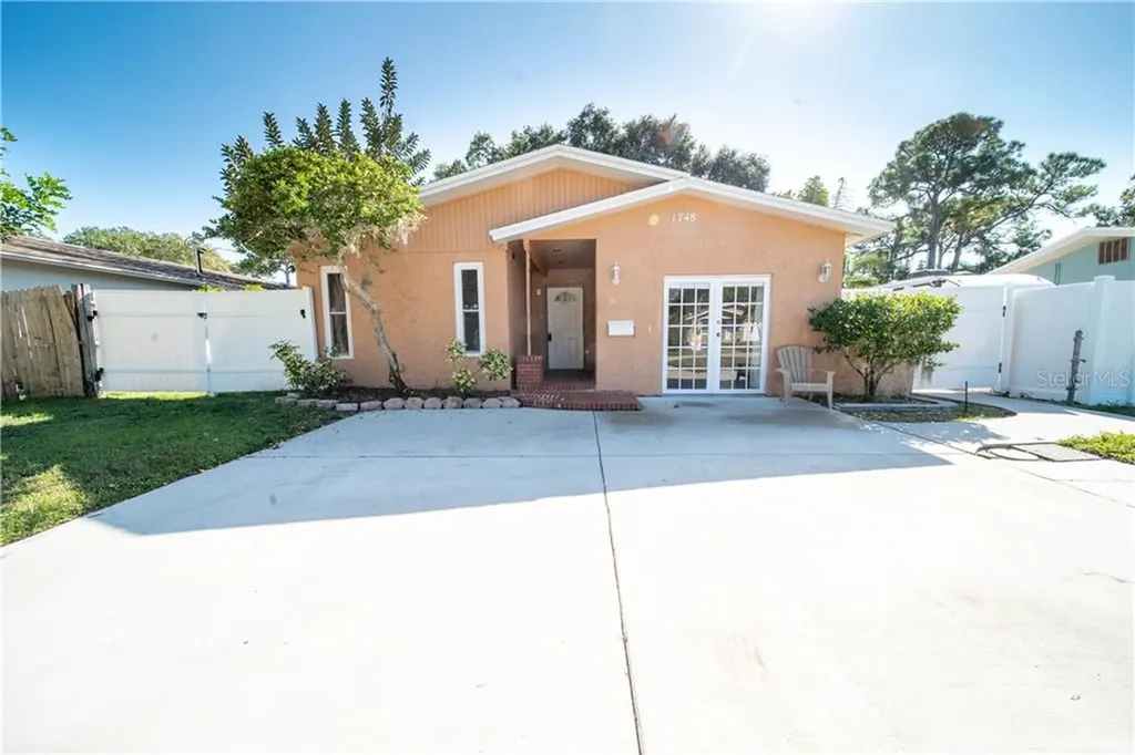 1748 New Hampshire Avenue NE St Petersburg FL 33703
