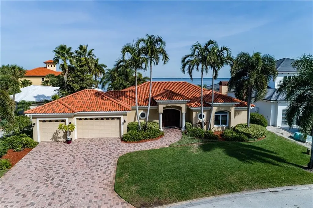 2012 Carolina Circle NE St Petersburg FL 33703