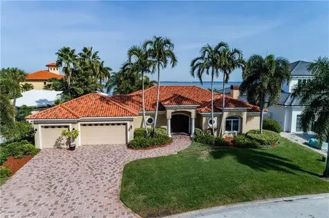 2012 Carolina Circle NE St Petersburg FL 33703
