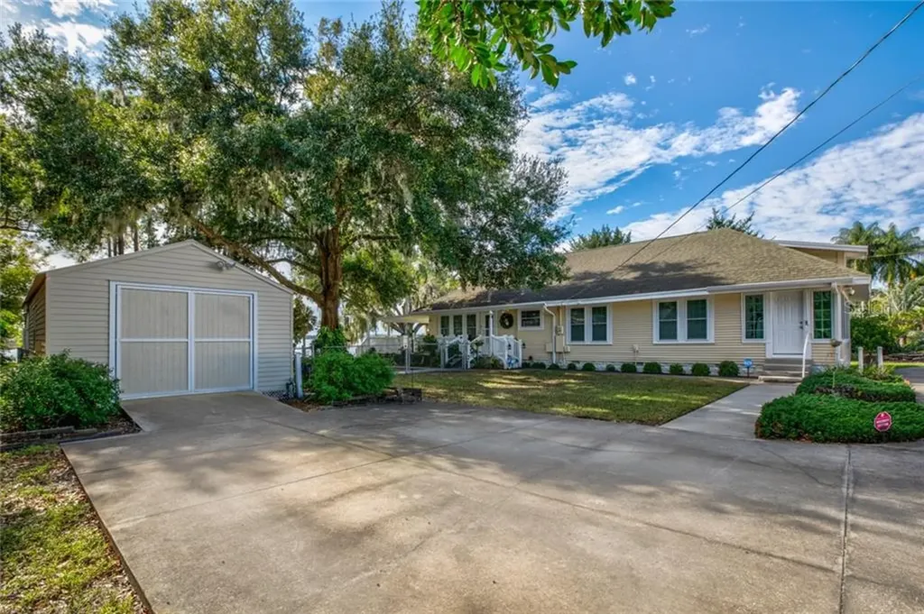 16140 Lake Saunders Drive Tavares FL 32778