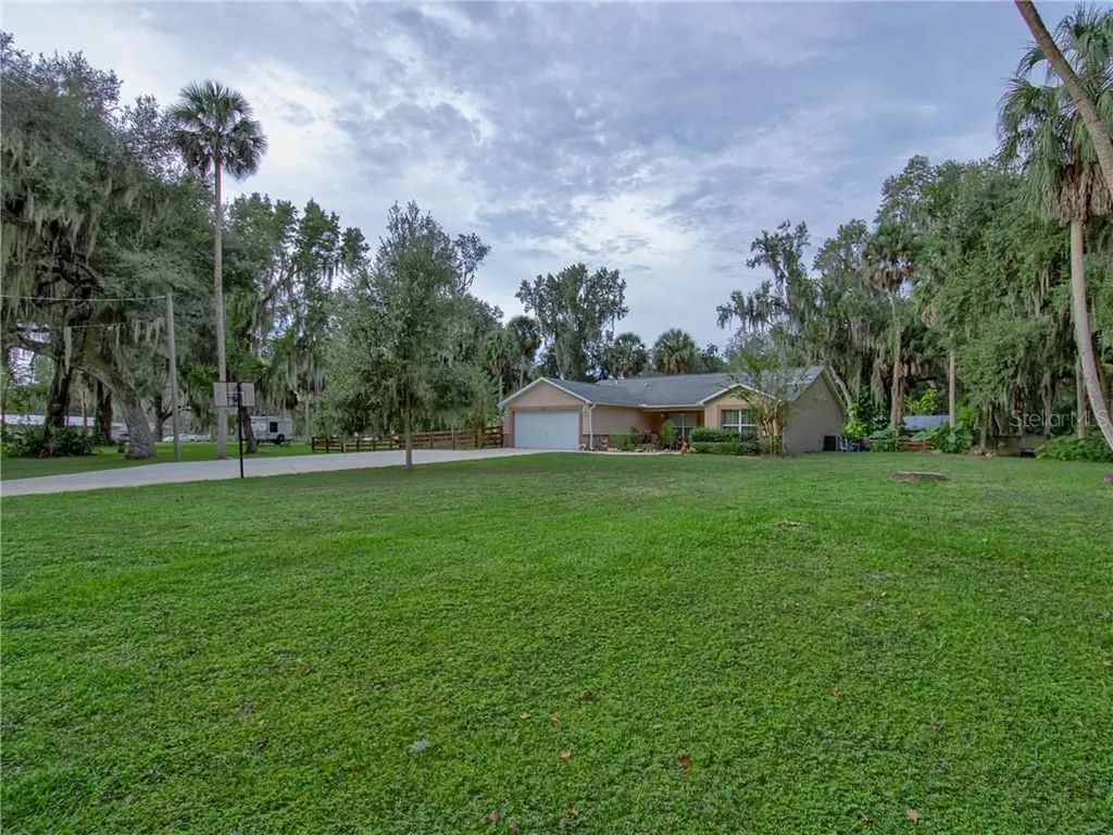 2098 Cr 412 Lake Panasoffkee FL 33538