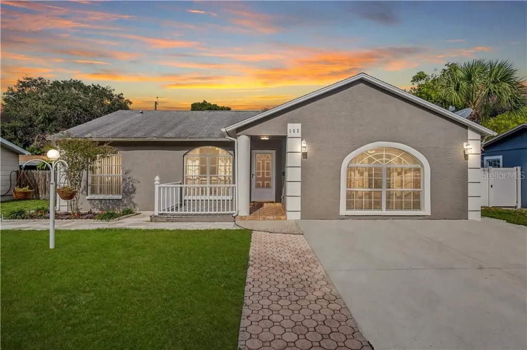 163 NW Lincoln Circle N St Petersburg FL 33702
