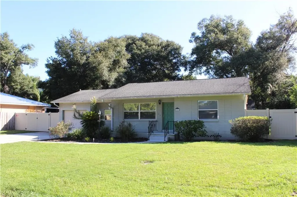 521 S Dexter Avenue Deland FL 32720