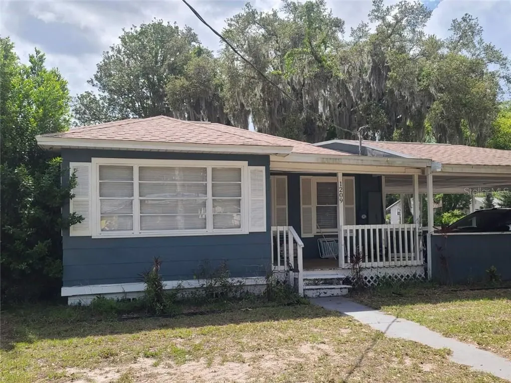 1209 N Barnes Street Plant City FL 33563