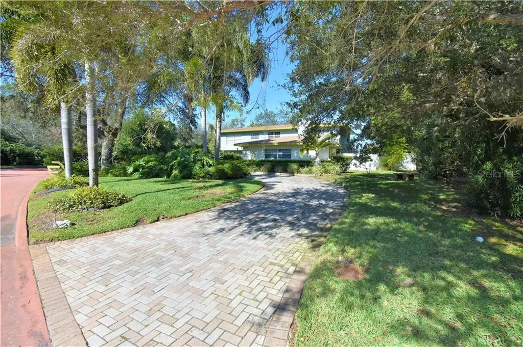 2195 Vivian Way S St Petersburg FL 33712