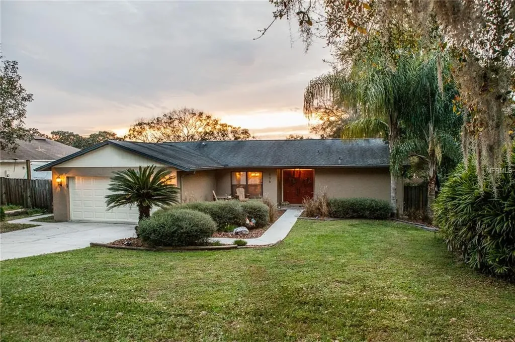 806 S Main Avenue Minneola FL 34715