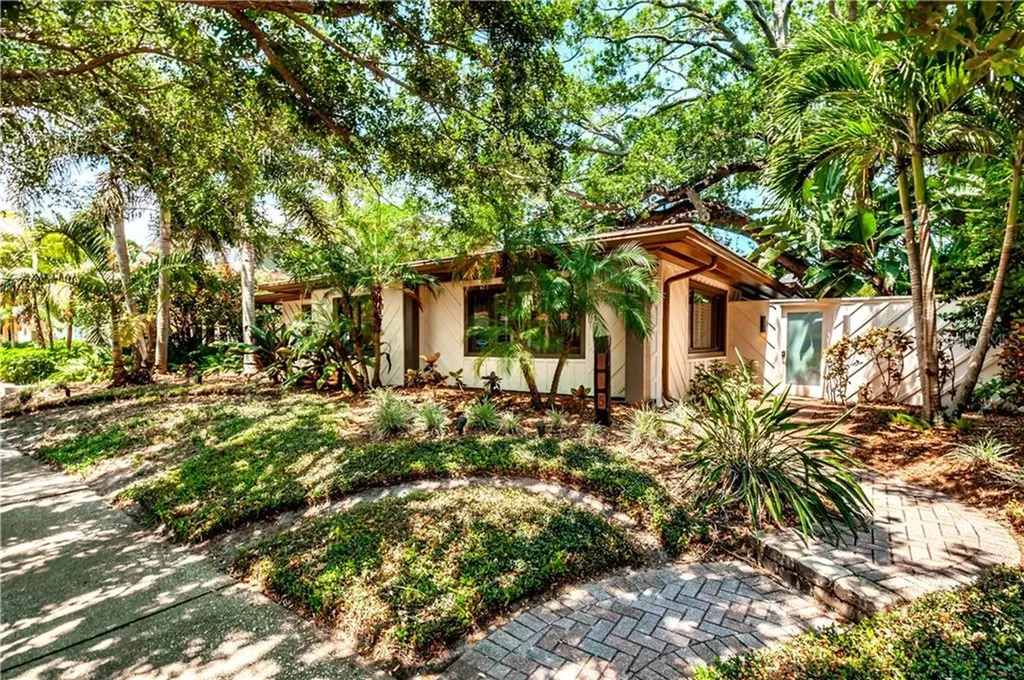 835 18th Avenue NE St Petersburg FL 33704