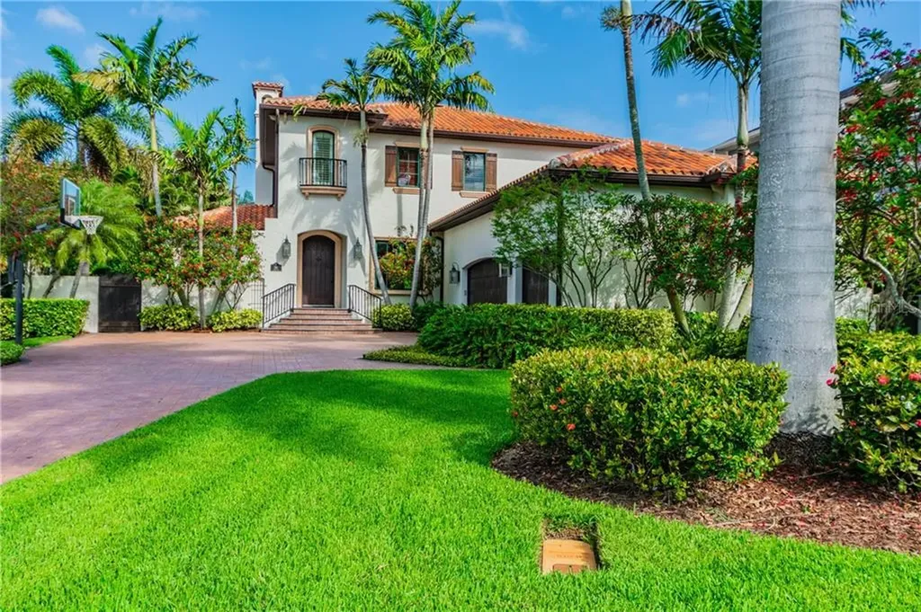 158 Ramon Way NE St Petersburg FL 33704