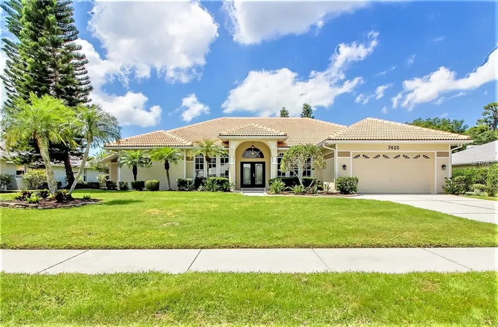 7420 Links Court Sarasota FL 34243
