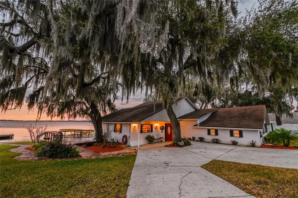 906 N Lake Minneola Drive Minneola FL 34715