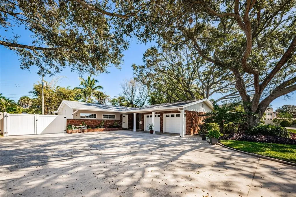 841 Rafael Boulevard NE St Petersburg FL 33704