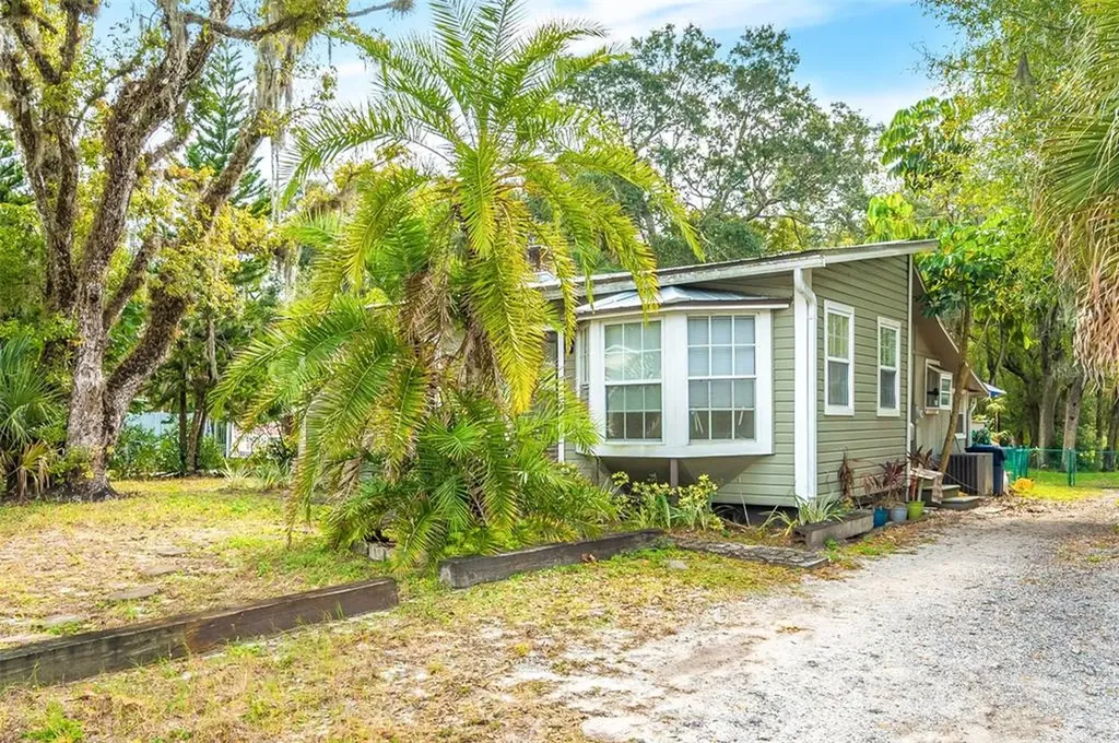 810 W Henry Avenue Tampa FL 33604