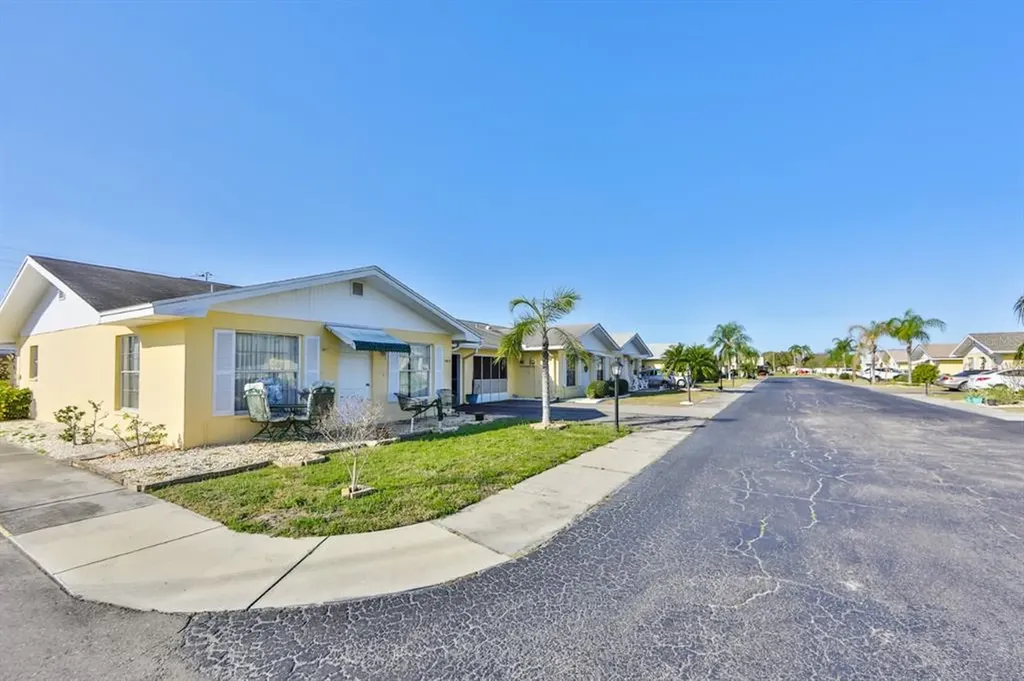 1002 Warwick Court Sun City Center FL 33573