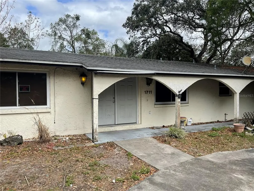 1711 W Perio Street Tampa FL 33612