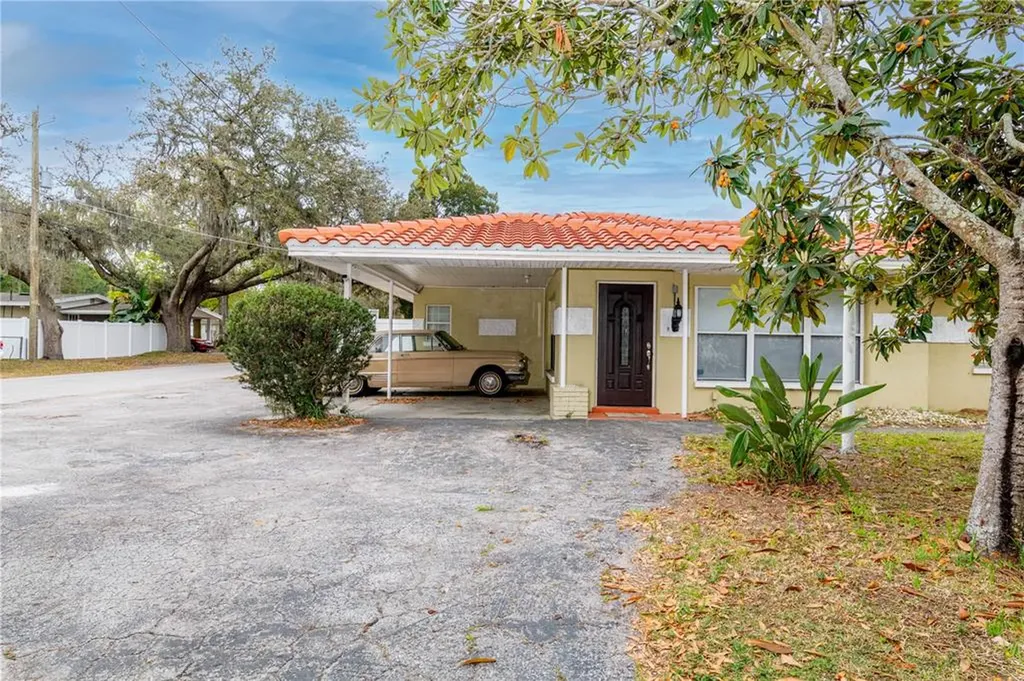 802 W Country Club Drive Tampa FL 33612