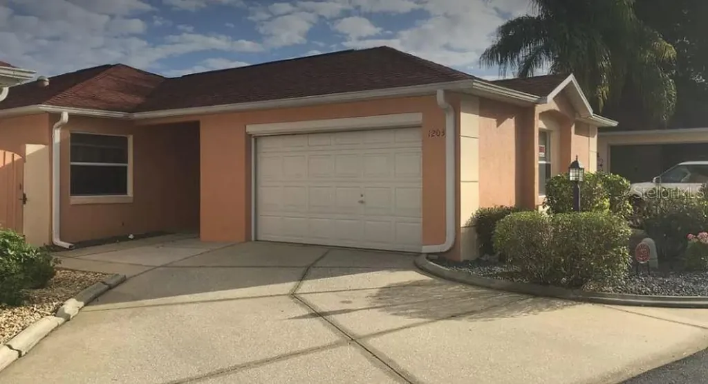 1203 Flores Avenue Lady Lake FL 32159