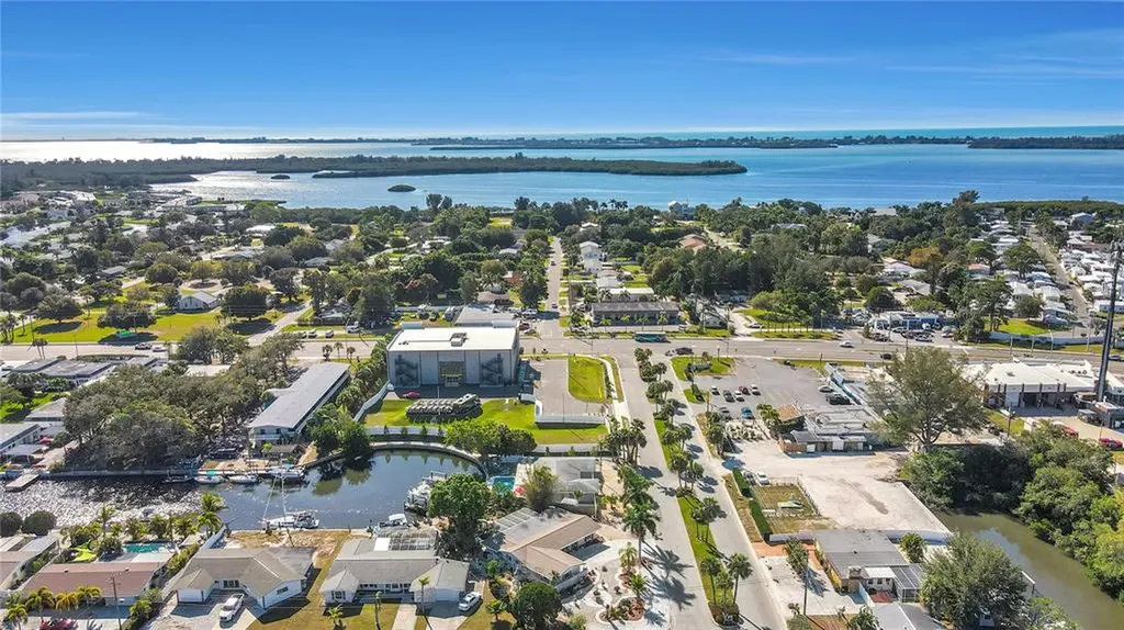 4315 Royal Palm Drive Bradenton FL 34210