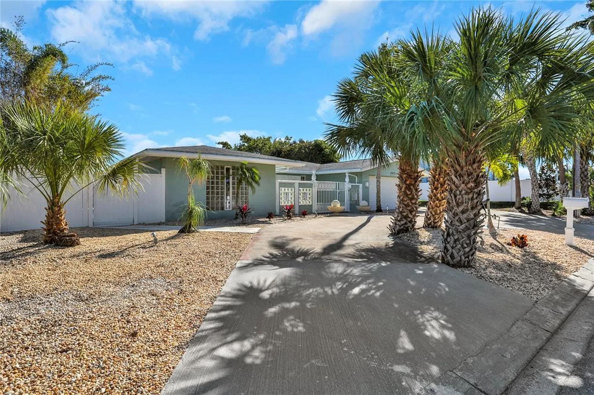 4315 Royal Palm Drive Bradenton FL 34210