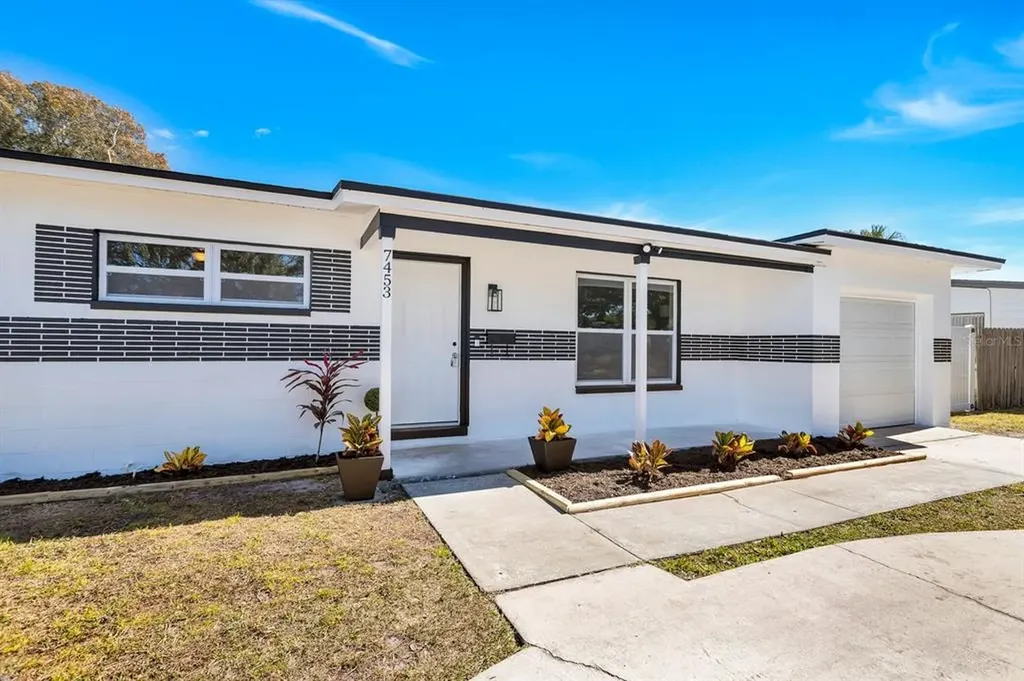 7453 Bay Street NE St Petersburg FL 33702
