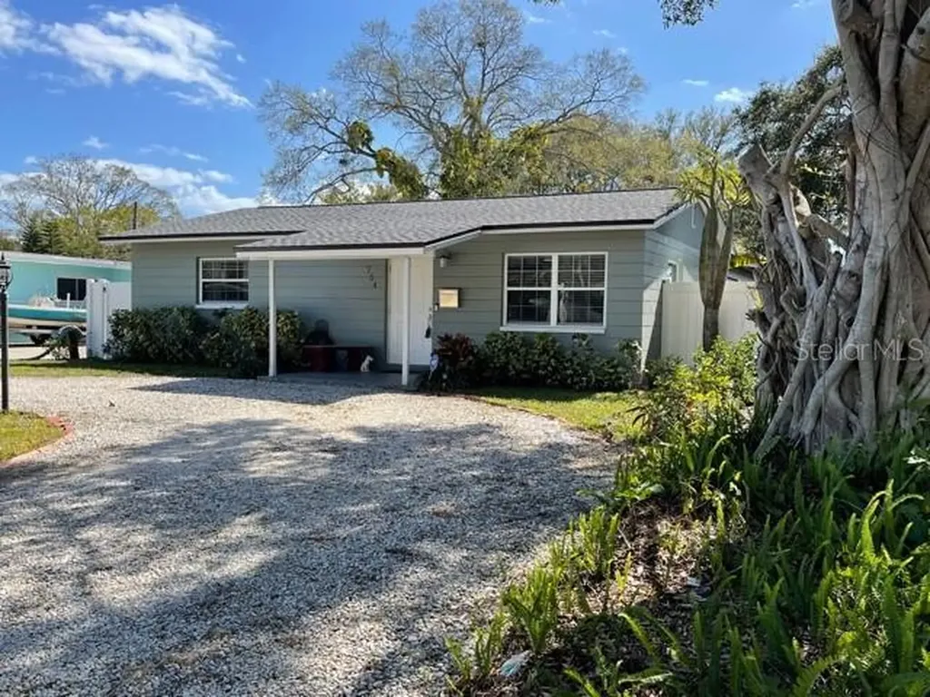 754 74th Avenue N St Petersburg FL 33702