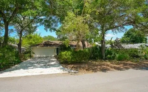 4718 Hamlets Grove Drive Sarasota FL 34235