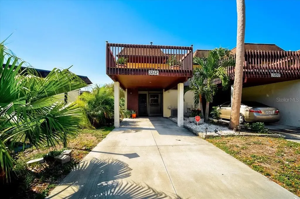 3252 Ramblewood Drive N Sarasota FL 34237