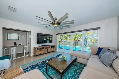 1115 36th Avenue NE St Petersburg FL 33704