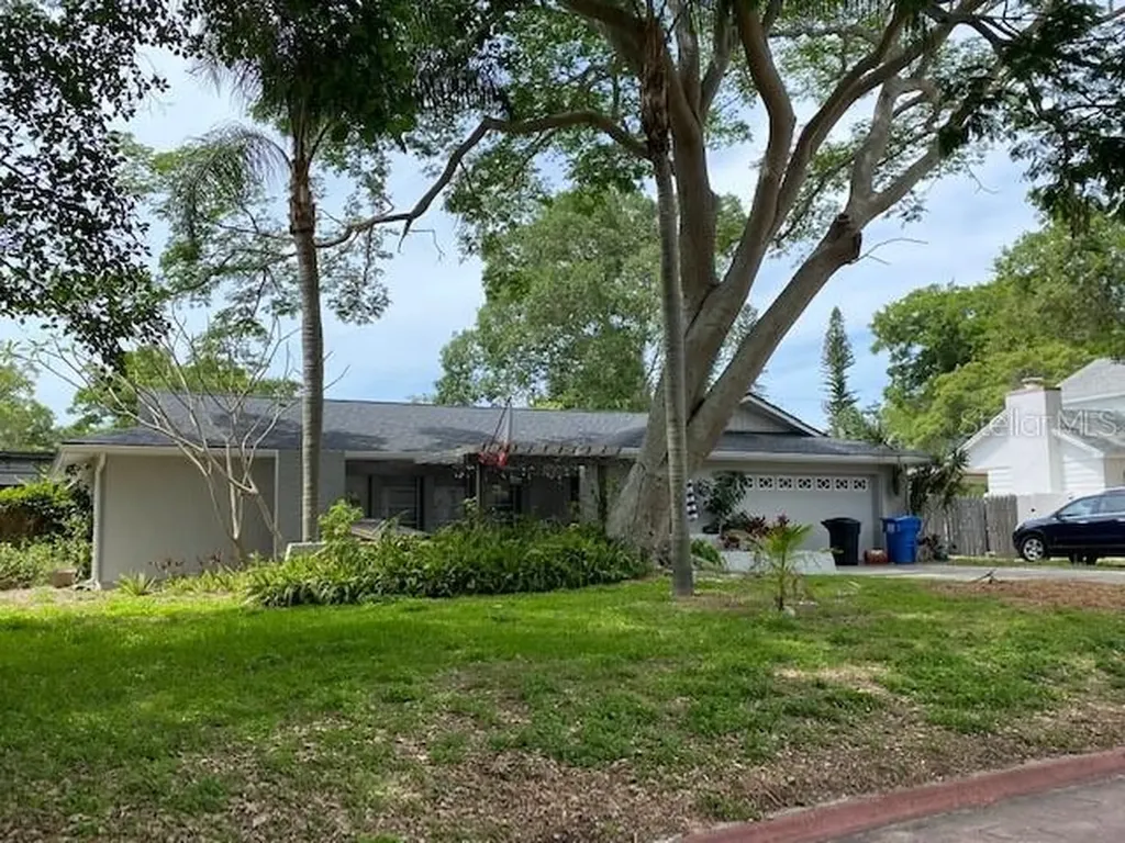 1655 Manor Way S St Petersburg FL 33712