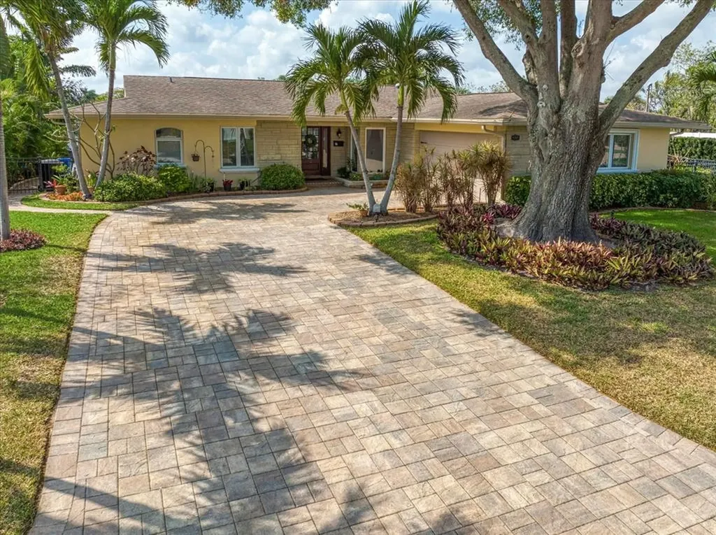 4388 13th Way NE St Petersburg FL 33703