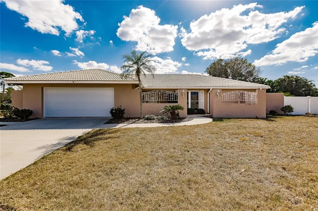 5124 Palm Aire Drive Sarasota FL 34243