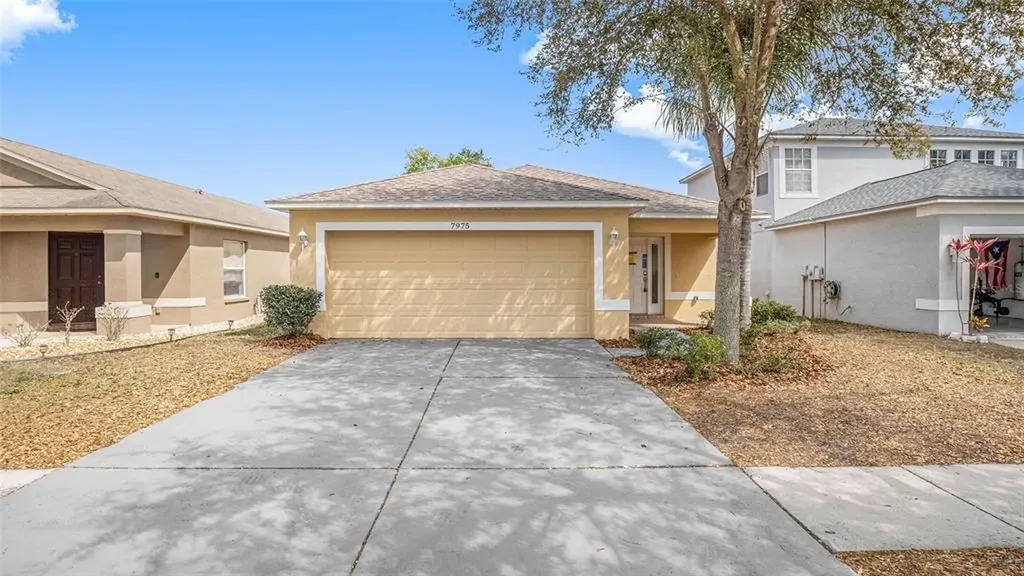 7975 Carriage Pointe Drive Gibsonton FL 33534