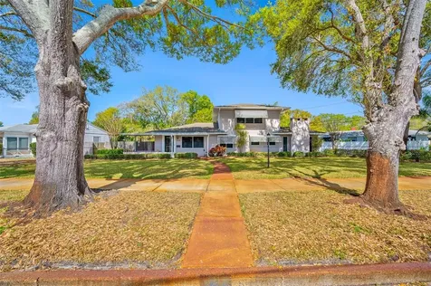 610 61st Street N St Petersburg FL 33710