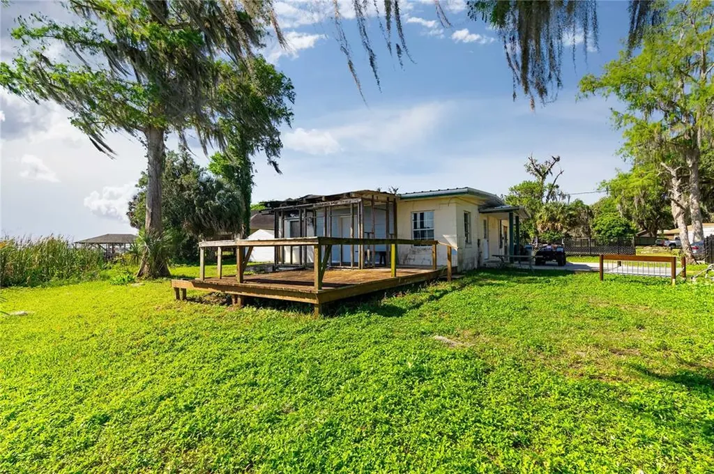 736 Cr 457 Lake Panasoffkee FL 33538