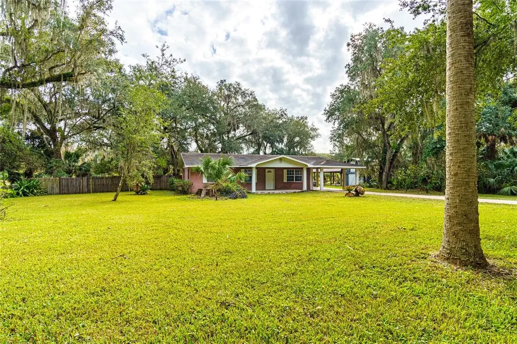 2853 Cr 416n Lake Panasoffkee FL 33538