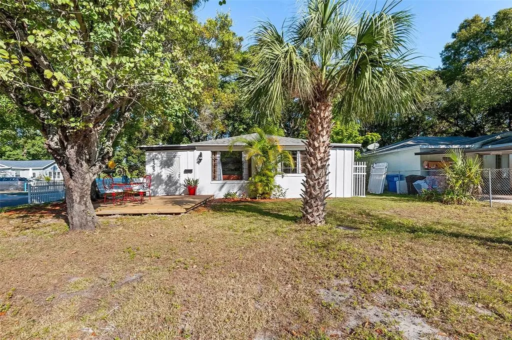 2595 17th Avenue S St Petersburg FL 33712
