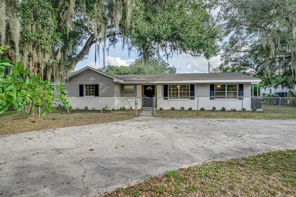 1203 Taylor Street Auburndale FL 33823