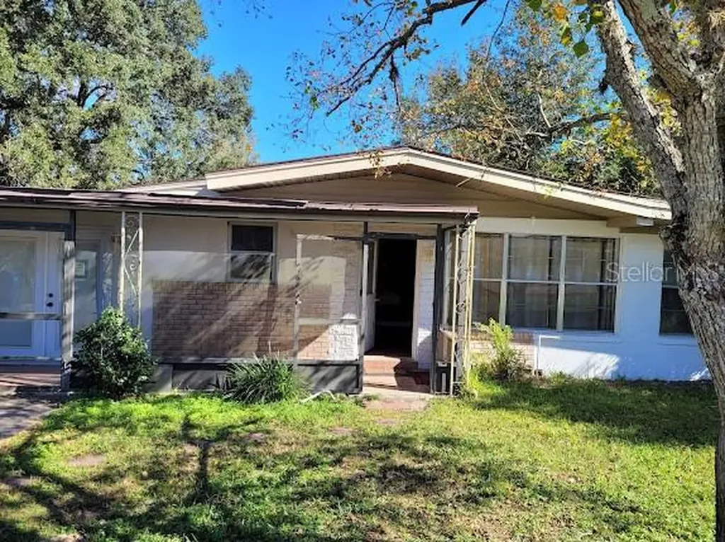 1215 N Boston Avenue Deland FL 32724