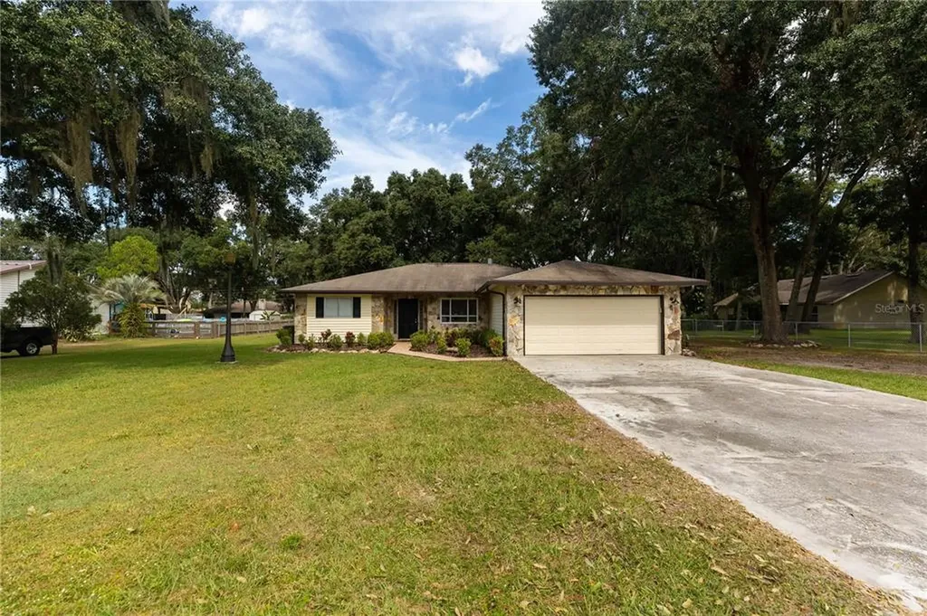 1543 W Socrum Loop Road Lakeland FL 33810