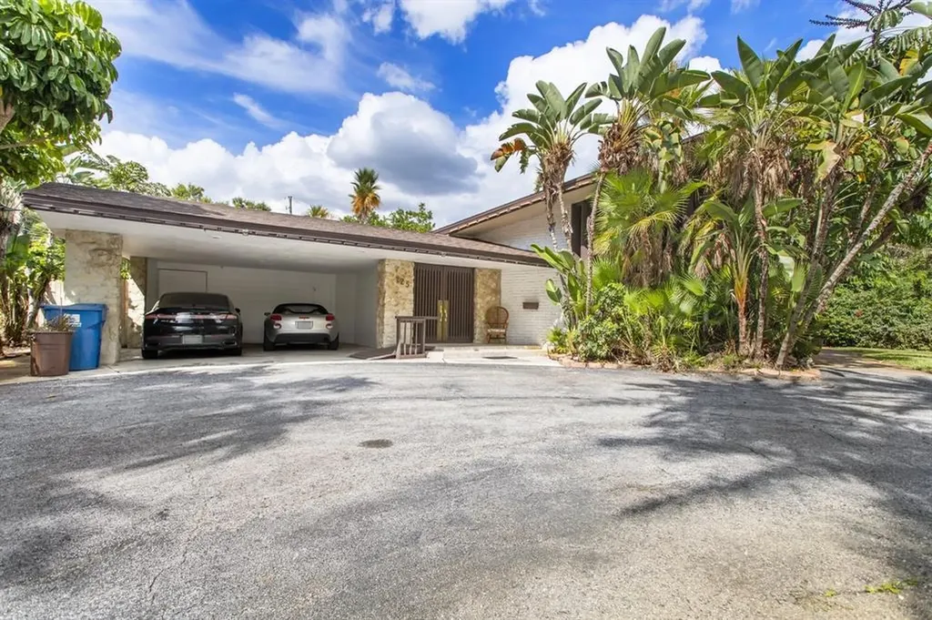 725 69th Avenue S St Petersburg FL 33705
