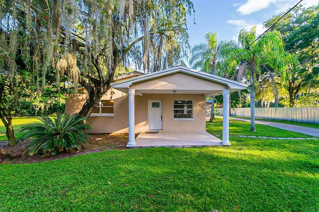 5016 W Knights Griffin Road Plant City FL 33565